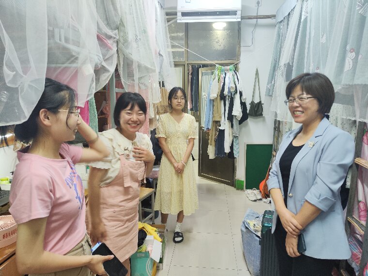 bat365中文官方网站深入毕业生宿舍慰问走访1（彩虹）0.jpg